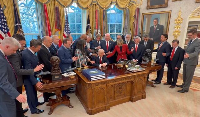 Oval Ofis'te ilginç anlar. Trump'a dokunup dua ettiler