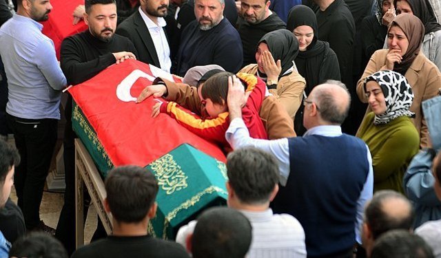 Kahramanmaraş'taki okul saldırısında yaşamını yitiren öğretmen ve öğrenciler gözyaşlarıyla uğurlandı