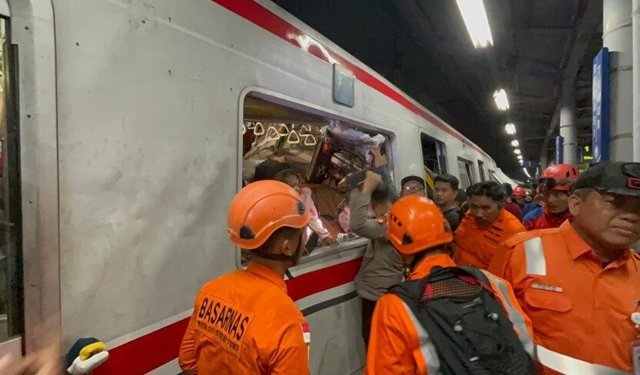 Endonezya'daki tren kazasında ölü sayısı 14'e yükseldi
