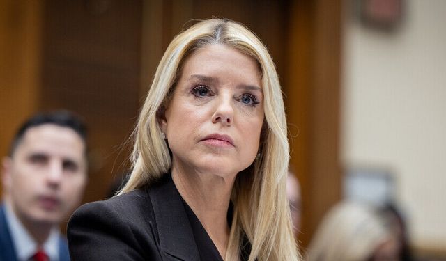 Eski ABD Adalet Bakanı Bondi, Trump'ın Epstein dosyalarındaki rolüne ilişkin sorulara cevap vermedi