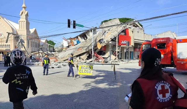 Filipinler'de 7,8 büyüklüğündeki deprem