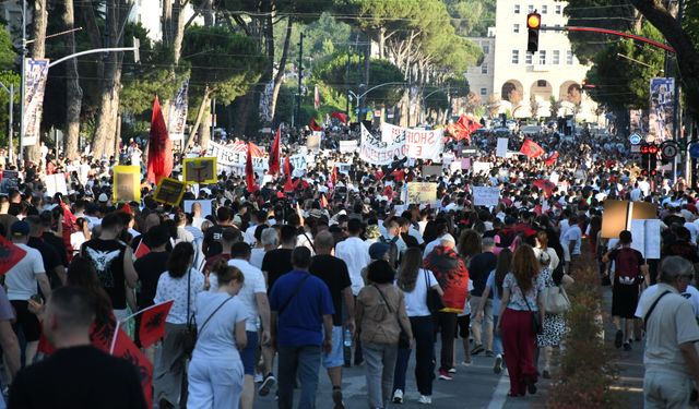 Arnavutluk'ta turizm projesine karşı protestolar:"Arnavutluk satılık değildir"