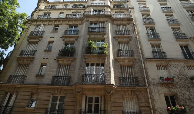 Rekor seviyede sıcaklıkların yaşandığı Paris'te ölümler sebebiyle cenaze salonları doldu