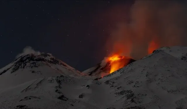 Etna Yanardağı yeniden güçlü şekilde kül püskürttü