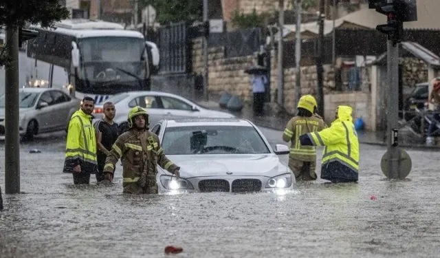 Kudüs'te yaz ortasında alışılmadık yağışlar sele neden oldu