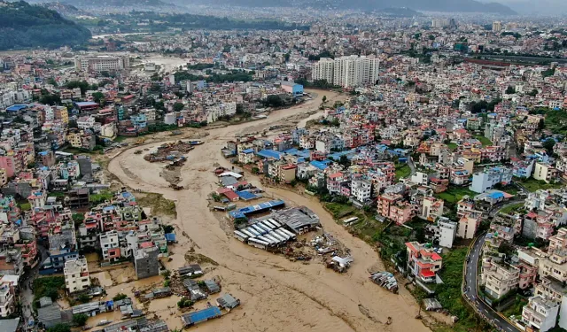 Nepal'de meydana gelen selde hayatını kaybedenlerin sayısı 95'e yükseldi