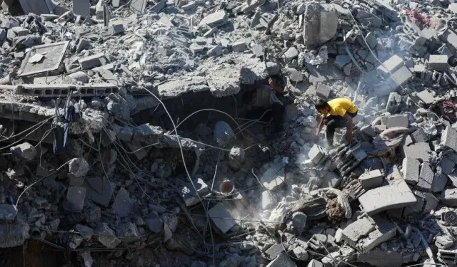 Gazze'de İsrail saldırısında hasar gören bina çöktü