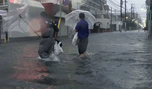 Japonya'da etkili olan Dujuan Tayfunu nedeniyle 2 kişi hayatını kaybetti