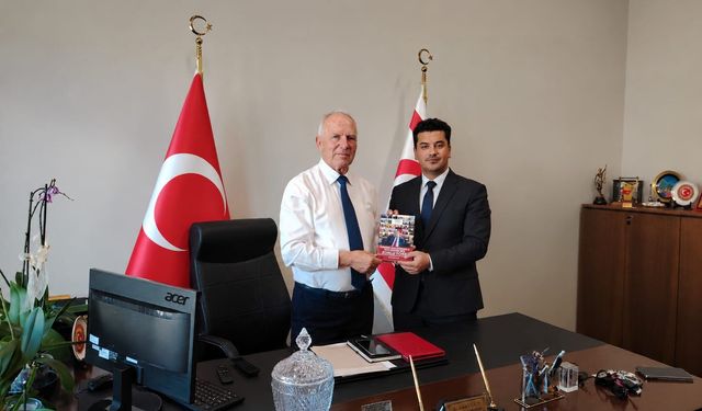 Azerbaycan’da yayınlanan “Kıbrıs’tan Dünyaya Haykıran Ses: Zorlu Töre” adlı kitap, Töre’ye takdim edildi