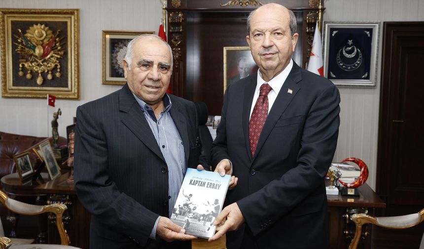 Cumhurbaşkanı Tatar, eski futbolcu Erbay Gönelli’yi kabul etti
