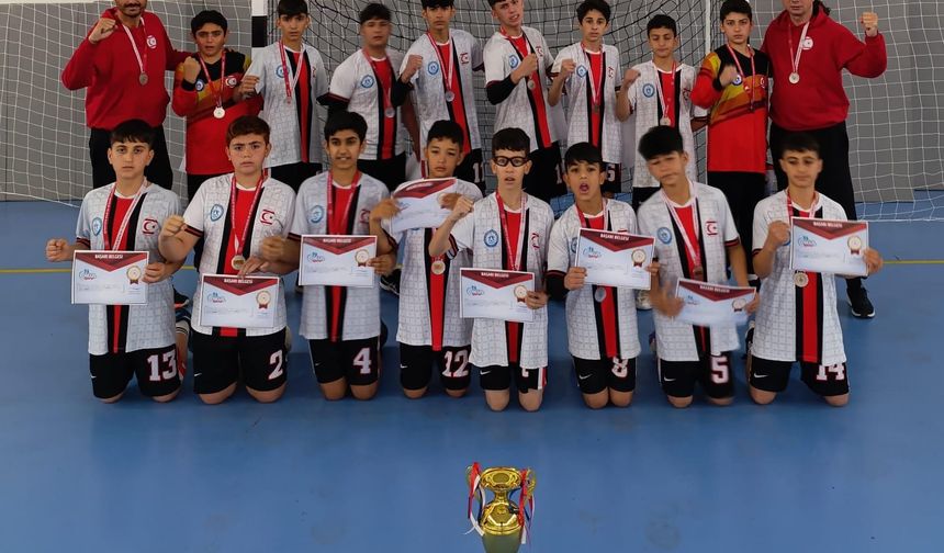 Hala Sultan İlahiyat Koleji Hentbol Takımı Türkiye'de ikinci oldu