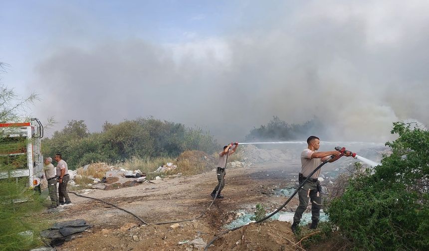 Sivil Savunma ekipleri Haspolat'ta çıkan yangına müdahale ediyor