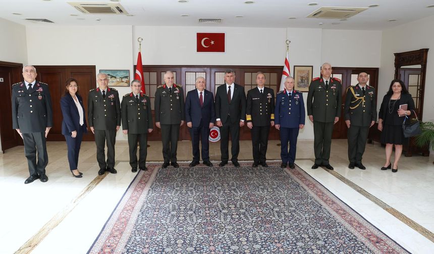 Türkiye Milli Savunma Bakanı Güler, Türkiye’nin Lefkoşa Büyükelçiliğini ziyaret etti.
