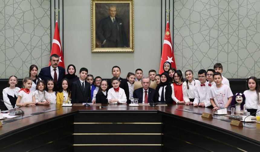 Erdoğan Külliye'de çocukları kabul etti