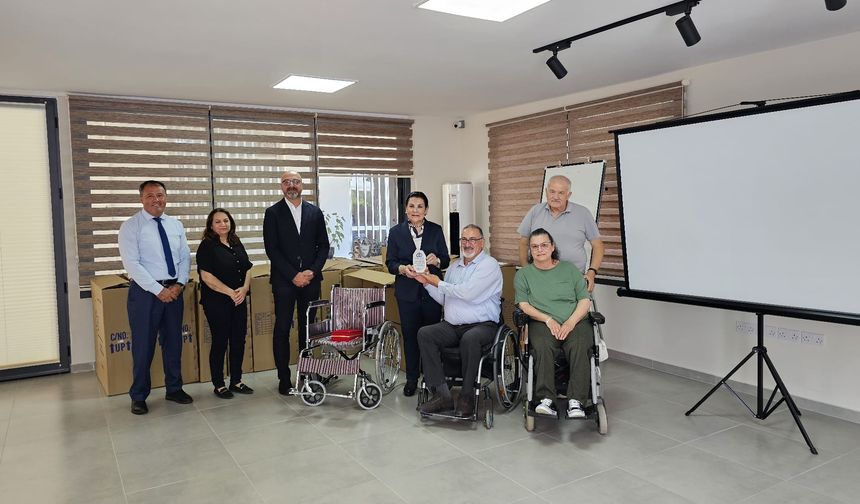 Ramadan Cemil ailesi, Kıbrıs Türk Ortopedik Özürlüler Derneği’ne 20 tekerlekli sandalye hediye etti