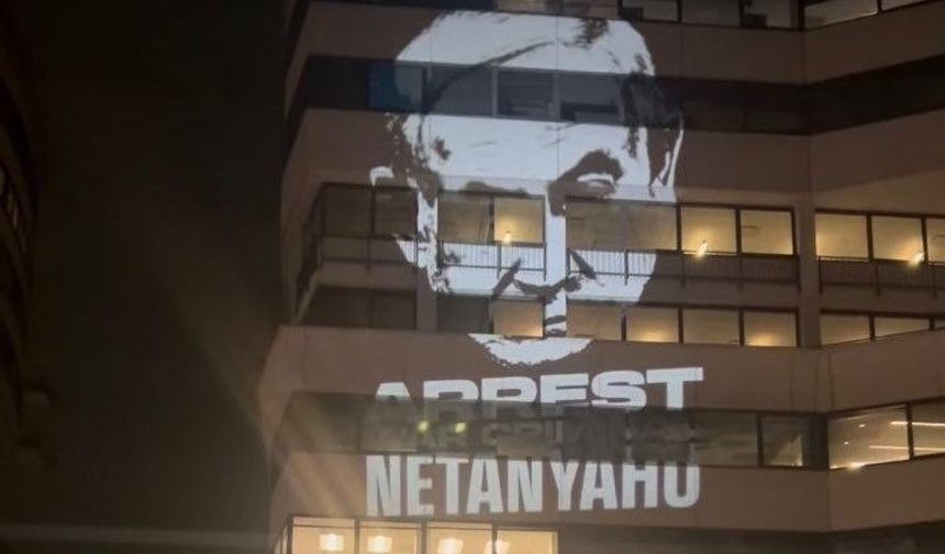 İsrail Başbakanı Netanyahu'nun ABD'de kaldığı otele "Tutuklayın" yazısı yansıtıldı