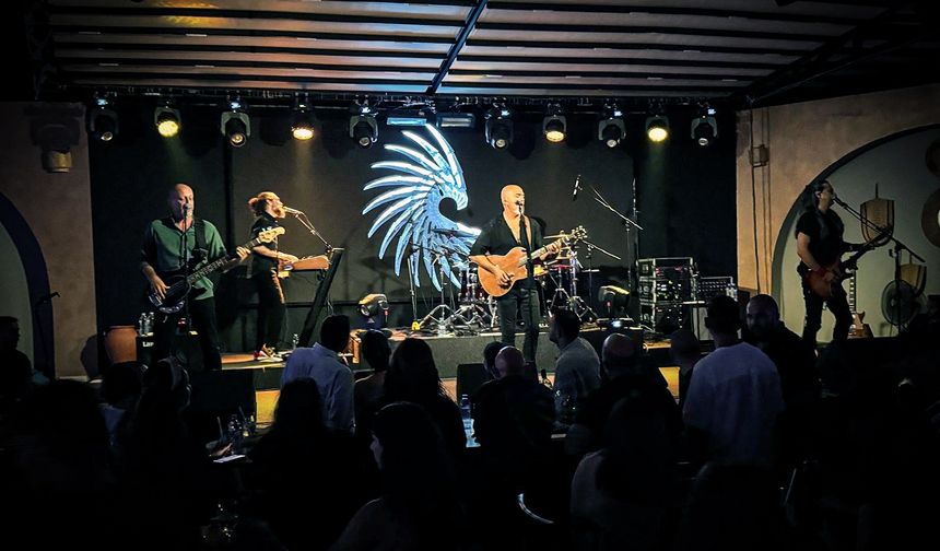 Kapı'da eğlence kaldığı yerden devam ediyor..Türkiye'nin ünlü rock grubu Sadakat sahne aldı