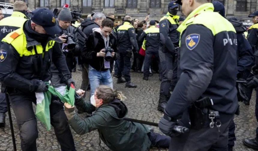 Amsterdam'da yasağa rağmen yapılan protestoda onlarca Filistin yanlısı gözaltına alındı