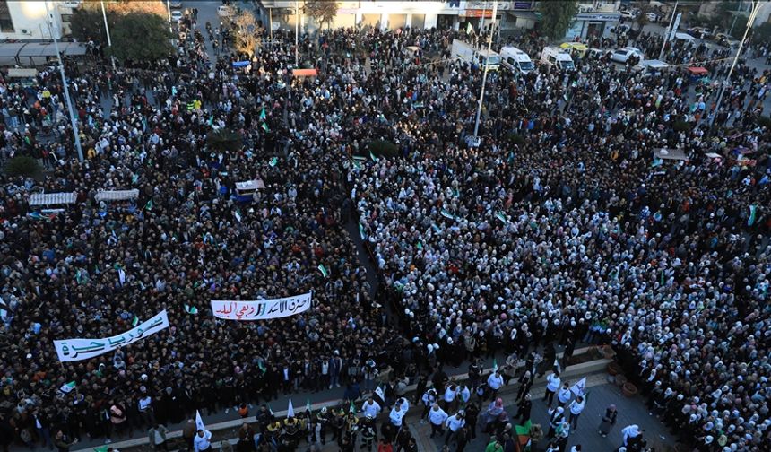 Suriye'nin Hama kentinde binlerce kişi Esed rejiminin devrilmesini kutladı