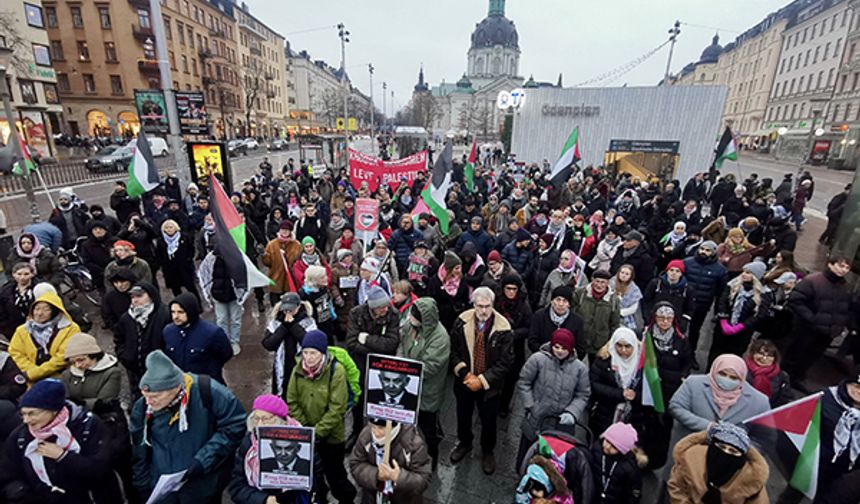 Stockholm'de yüzlerce kişi Filistin'e destek için Meclis'e yürüdü