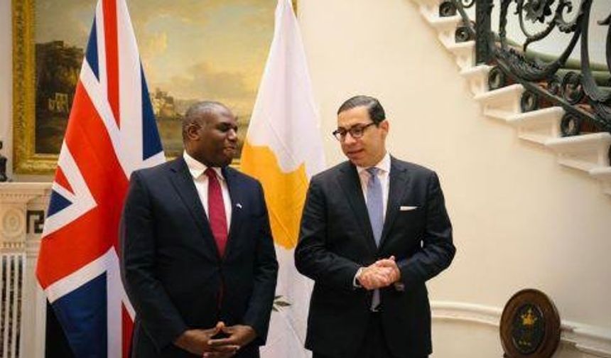 Güney Kıbrıs Dışişleri Bakanı Kombos, Londra’da David Lammy ile görüştü