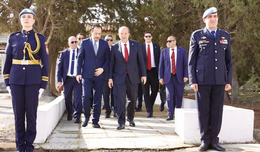 Cumhurbaşkanı Ersin Tatar ve Rum Lider Nikos Hristodulidis ara bölgede bir araya geldi