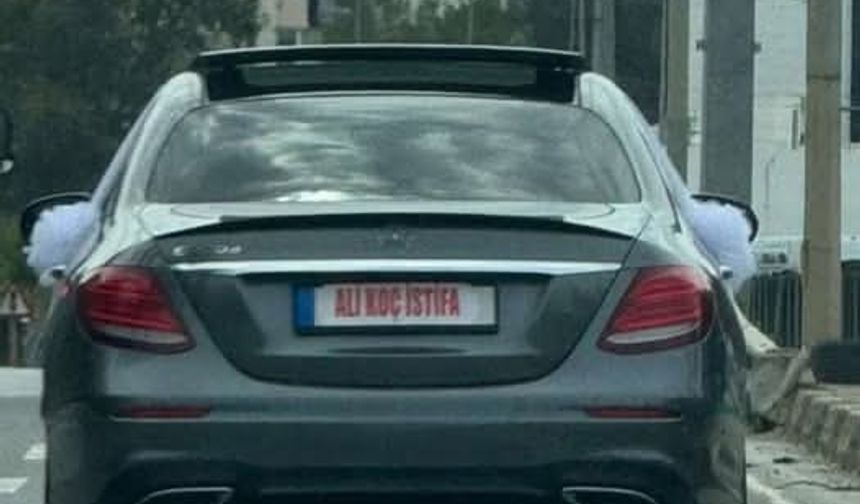 Gelin arabasının arka plakasına "Ali Koç istifa" yazdı