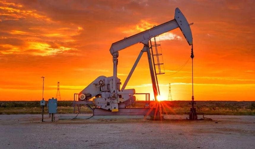 Petrol fiyatları, ABD'nin Rusya'ya yeni yaptırımları spekülasyonuyla yükselişini sürdürüyor
