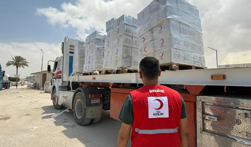 Türk Kızılay'ın Gazze'ye gıda malzemesi taşıyan 165 tırı Refah Sınır Kapısı'ndan geçmeye başladı