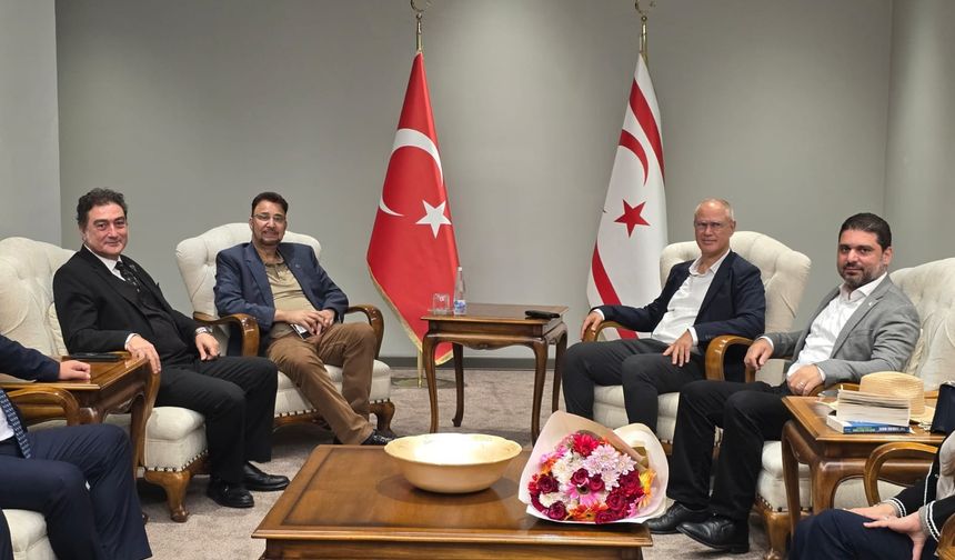 İngiltere milletvekili Afzal Khan, Ercan Havalimanı'ndan ülkeye geldi