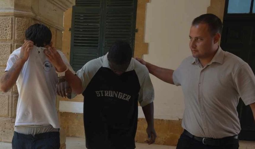 Ülkede 830 ve 494 gün boyunca ikamet izinsiz kaldılar: 8 gün daha tutuklu kalacaklar