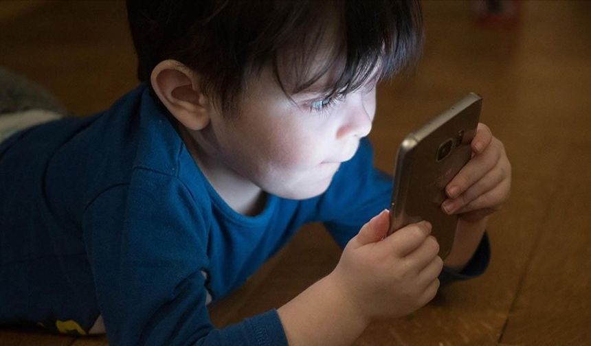 Erken yaşta telefon kullanımı çocukların gelişimini tehdit ediyor
