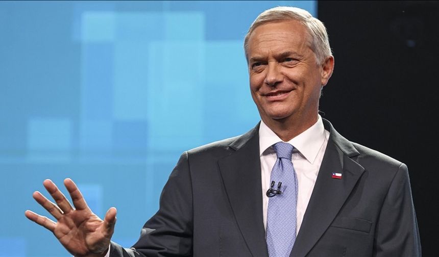 Şili'de devlet başkanı seçimini 16 puan farkla aşırı sağın adayı kazandı