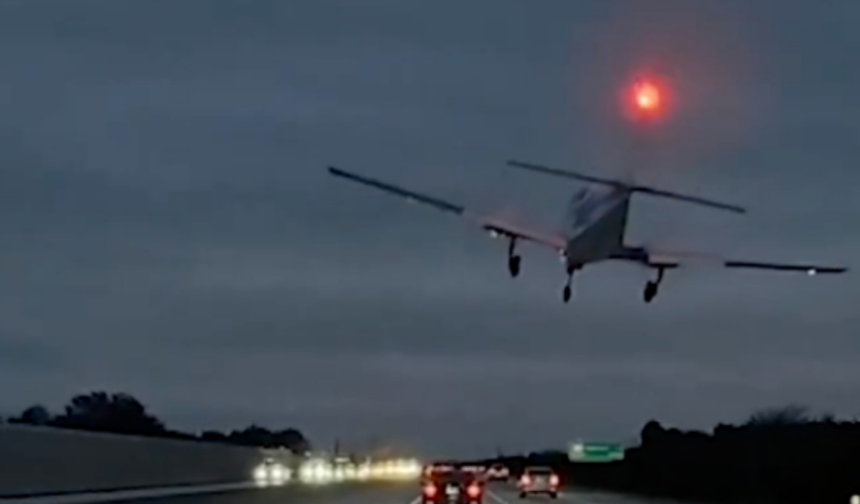 ABD Florida’da Seyir Halindeki Aracın Üzerine Uçak Düştü