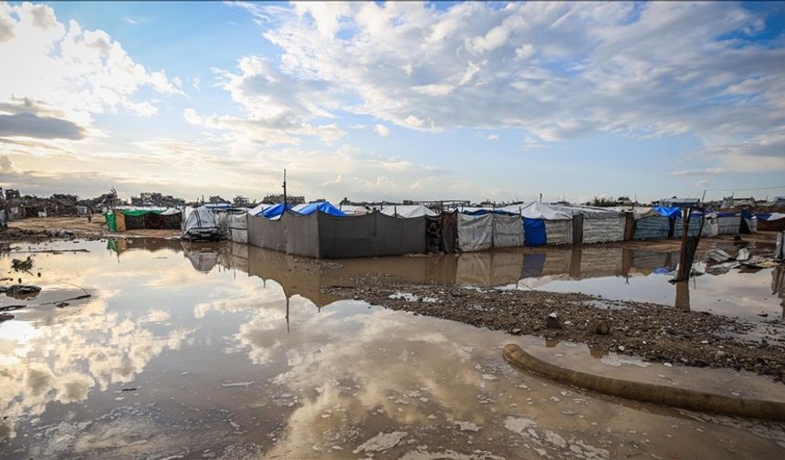 Gazze'de yüzlerce çadır yoğun yağış nedeniyle sular altında kaldı