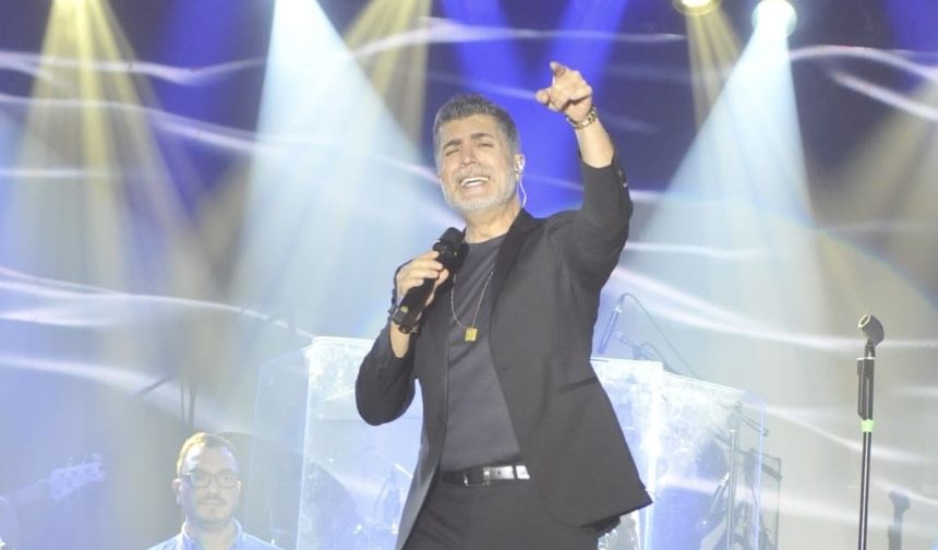 Ünlü sanatçı Özcan Deniz, yılbaşı gecesinde Les Ambassadeurs Hotel’de sahne aldı