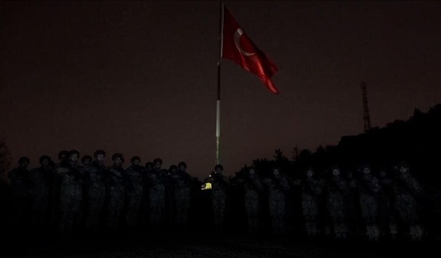 Mehmetçik'ten depremde hayatını kaybedenler için saygı duruşu