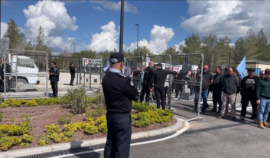 Meclis'te barikatlar kaldırıldı