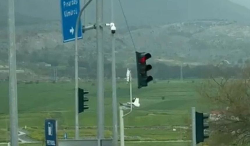 Boğazköy’de Şiddetli Rüzgâr Trafik Işıklarını Devirdi