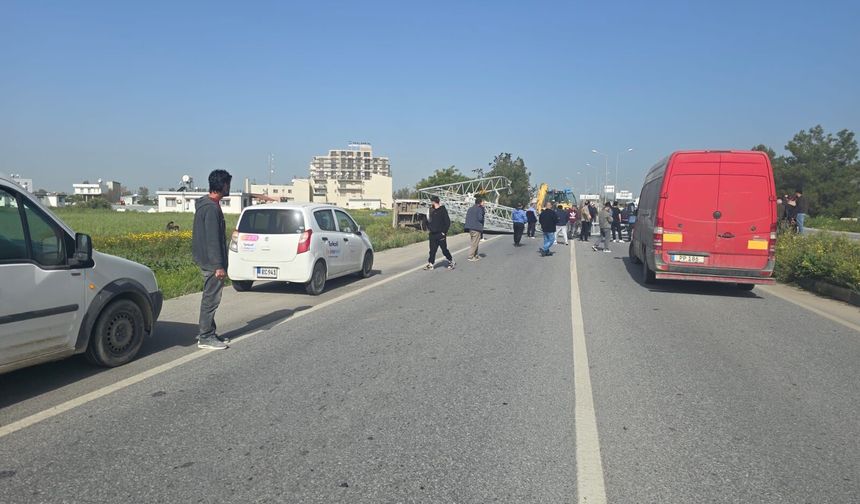 Büyük trafik levhası yola devrildi