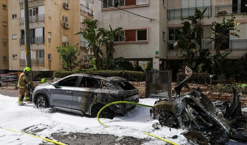 İran’ın misillemesi sonucu 15 füze parçası İsrail’in başkenti Tel Aviv ve çevresine isabet etti