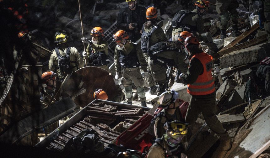 İsrail basını: Hayfa'daki füze saldırısında enkaz altında kalan 2 kişinin cesedine ulaşıldı