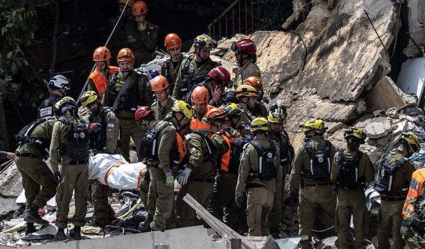İran'ın misillemesinin ardından, Hayfa'da enkaz altında kalan 4 kişinin cesedine ulaşıldı