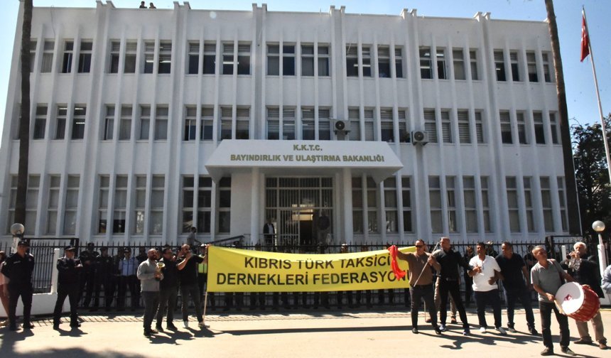 Kıbrıs Türk Taksici Dernekleri Federasyonu, Bayındırlık ve Ulaştırma Bakanlığı önünde eylem yaptı