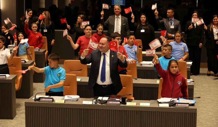 23 Nisan İlkokulu öğrencileri Girne Belediye Başkanı Şenkul’u ziyaret etti