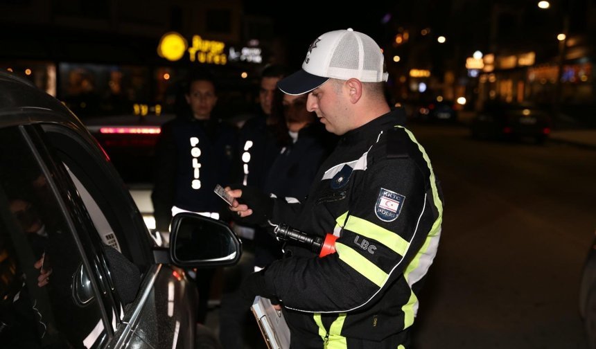 Trafik denetimlerinde 308 sürücü rapor edildi, 2 sürücü tutuklandı