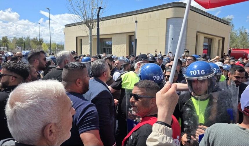 Greve giden kamuda örgütlü sendikalar, Meclis önünde eylemde