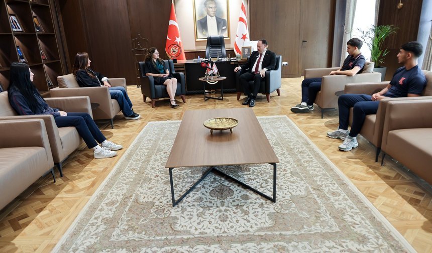Öztürkler Türkiye'de yarışmalara katılacak Kurtuluş Lisesi erkek atletizm takımını kabul etti
