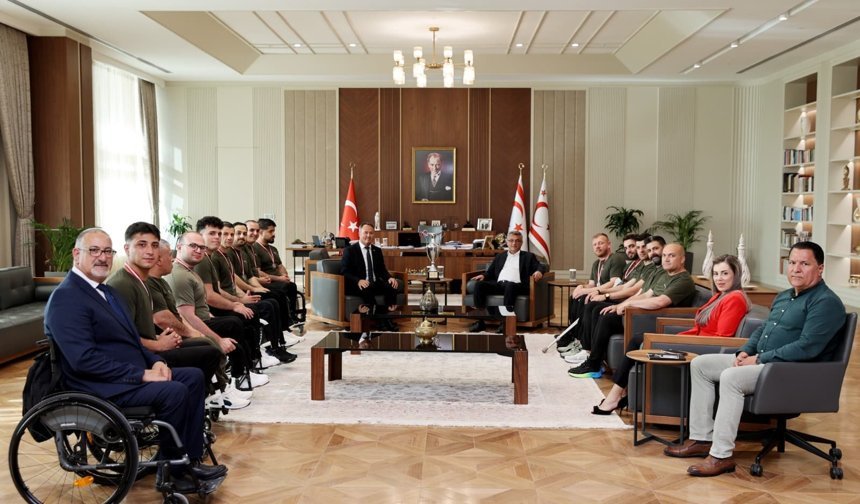 Erhürman, Vakıflar Tekerlekli Sandalye Basketbol Takımı’nı kabul etti