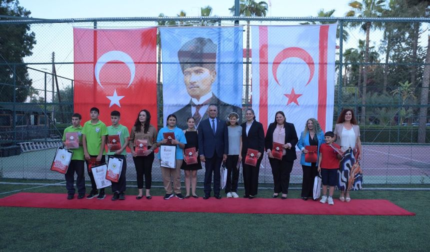 Sivil Savunma Teşkilatı Başkanlığı, yarışmalarda başarı gösteren öğrencilere ödüllerini dağıttı